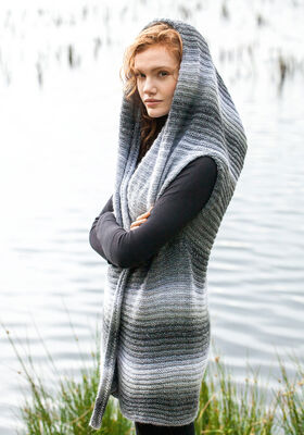 CAPE AVEC CAPUCHE Gomitolo Versione de Lana Grossa
