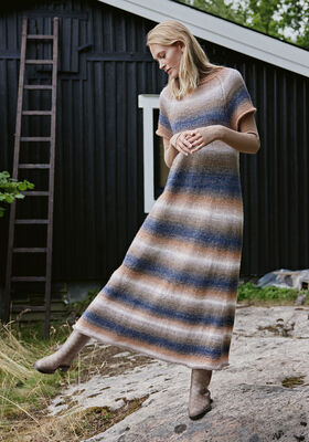 ROBE À LONGUEUR DES MOLLETS Gomitolo Versione de Lana Grossa