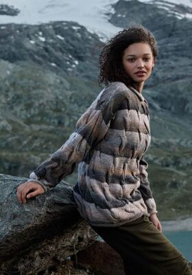PULL EN MOTIF TORSADÉ Gomitolo Fumo de Lana Grossa