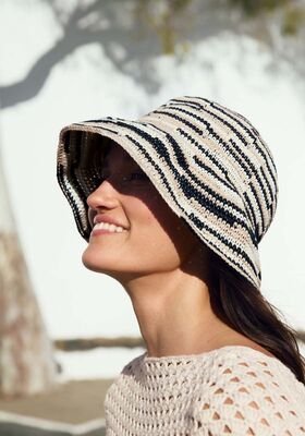 CHAPEAU EN MAILLES SERREES AVEC BORD Elastico de Lana Grossa
