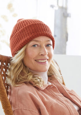BONNET EN MOTIF CÔTELÉ Cool Wool de Lana Grossa