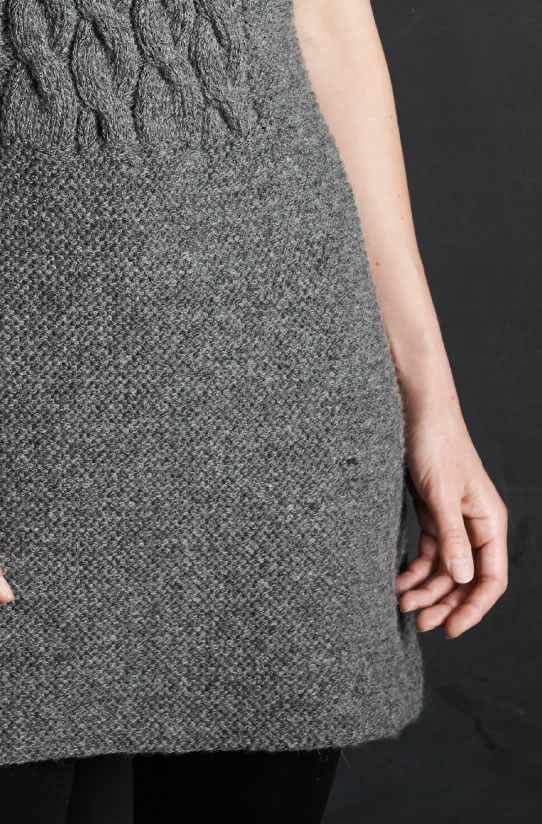 Lana Grossa ROBE AVEC UNE PARTIE TORSADÉE Alta Moda Alpaca